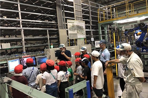 公民館行事による地元小学生の工場見学・鋳物体験(海田町)